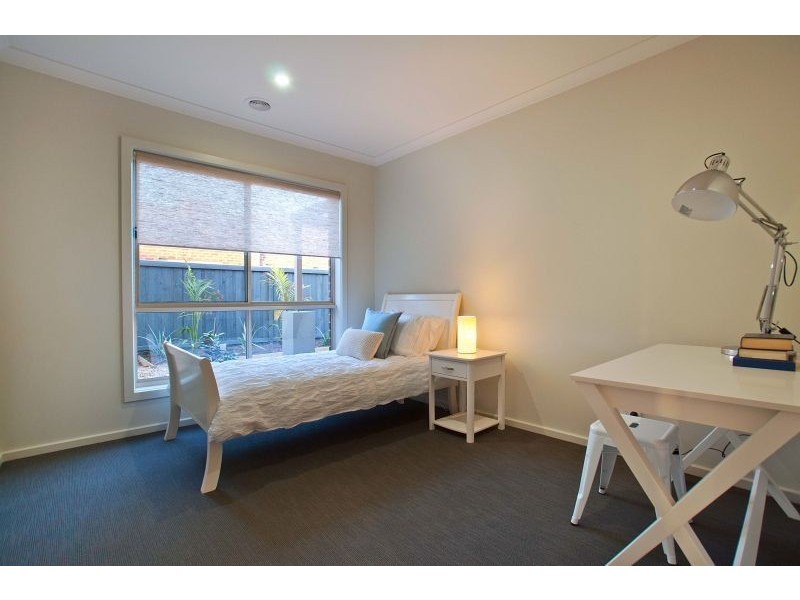 33 John Russell Road, Cranbourne West VIC 3977