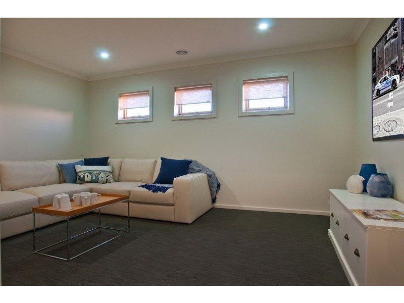 33 John Russell Road, Cranbourne West VIC 3977