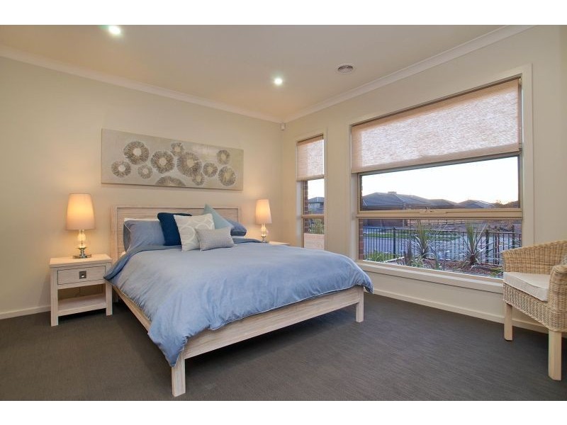 33 John Russell Road, Cranbourne West VIC 3977