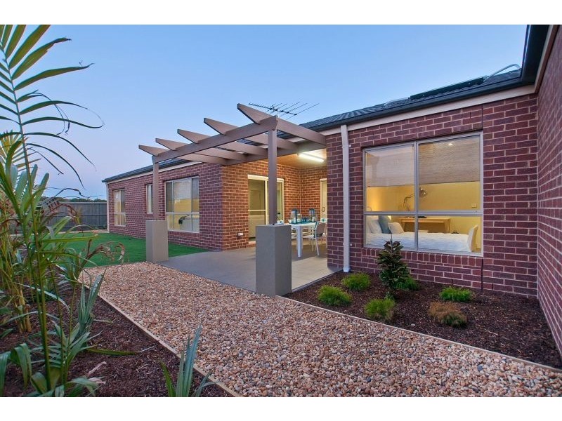 33 John Russell Road, Cranbourne West VIC 3977