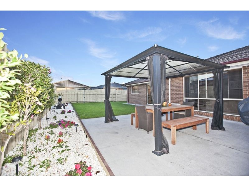 3 Fiander Close, Cranbourne East VIC 3977