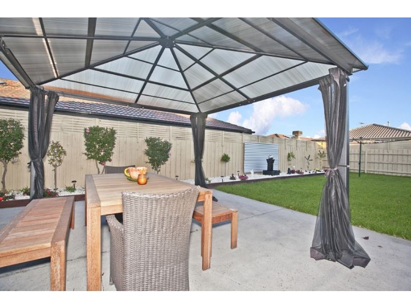 3 Fiander Close, Cranbourne East VIC 3977