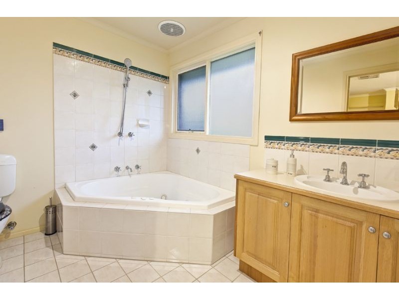 3 Henry Lawson Drive, Lynbrook VIC 3975