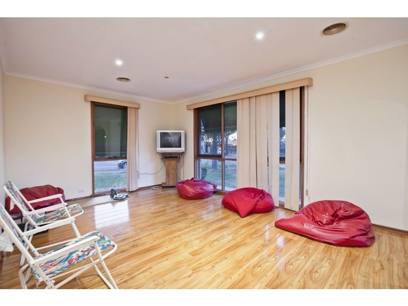 1/101 Endeavour Drive, Cranbourne North VIC 3977