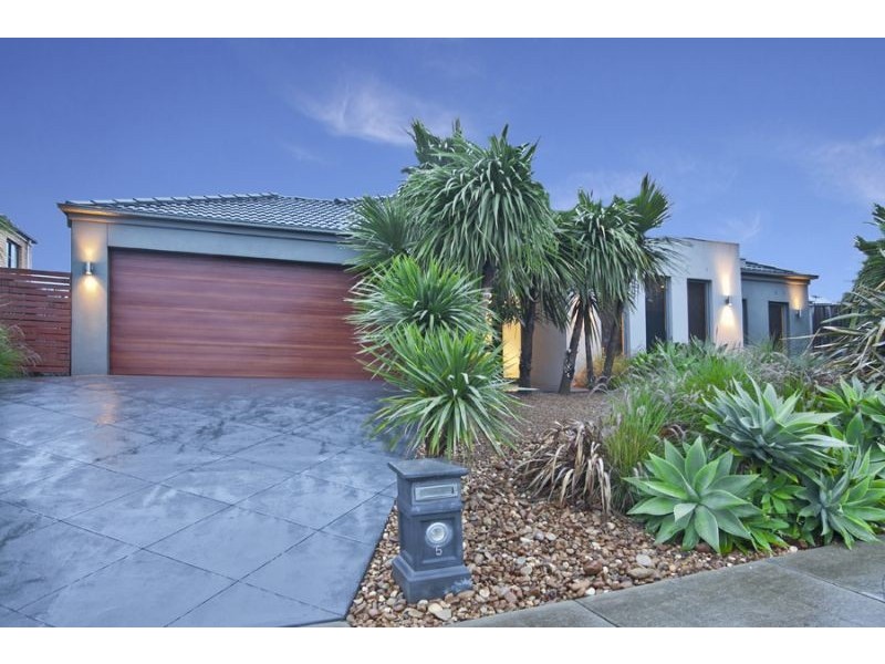 5 Lakewood Place, Berwick VIC 3806