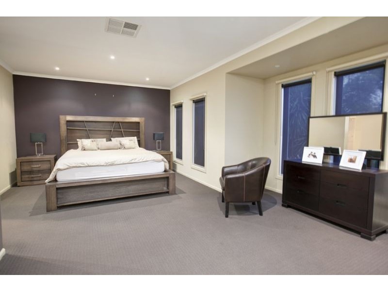 5 Lakewood Place, Berwick VIC 3806