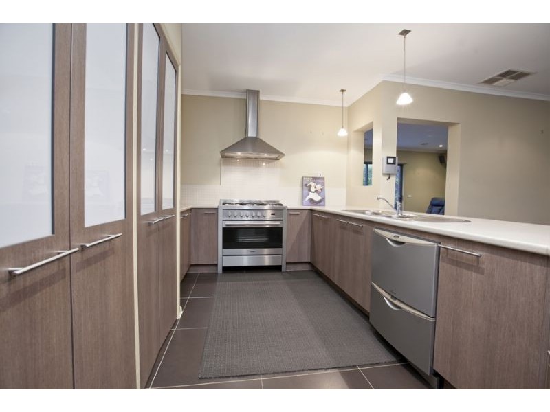 5 Lakewood Place, Berwick VIC 3806