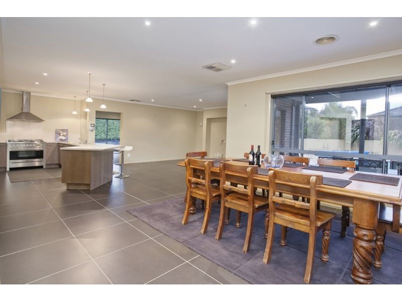 5 Lakewood Place, Berwick VIC 3806