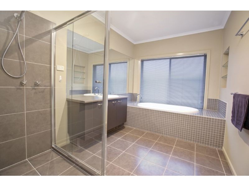 5 Lakewood Place, Berwick VIC 3806