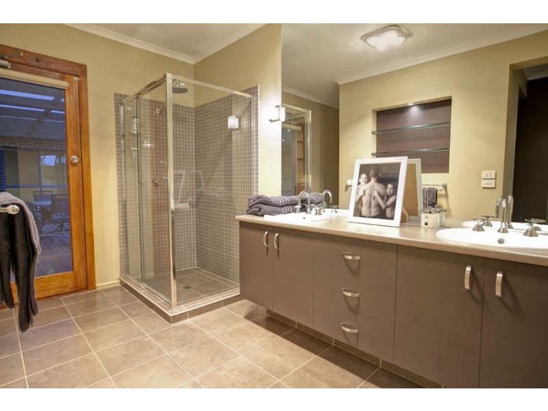 5 Lakewood Place, Berwick VIC 3806