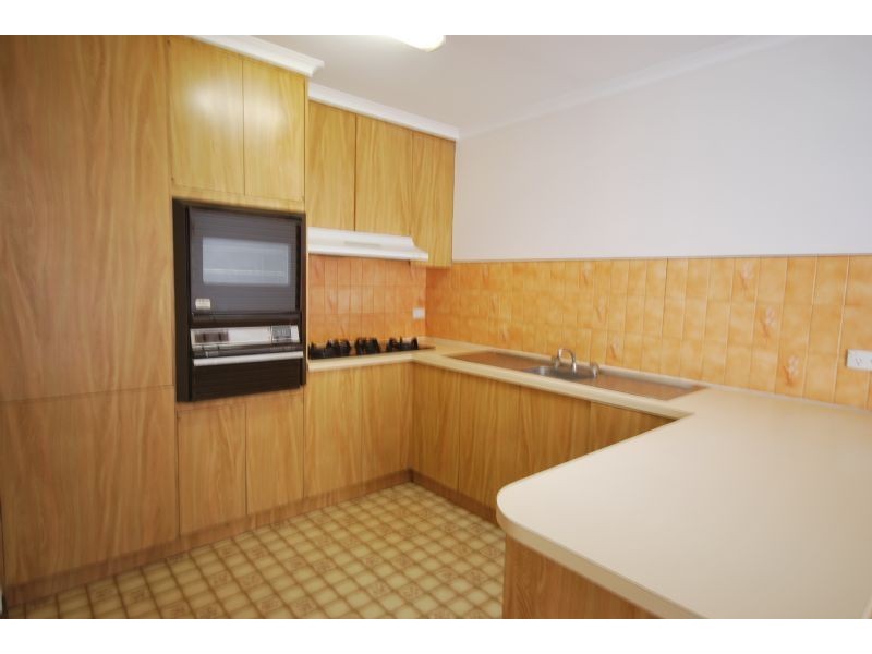 2/8 Lyall Street, Cranbourne VIC 3977