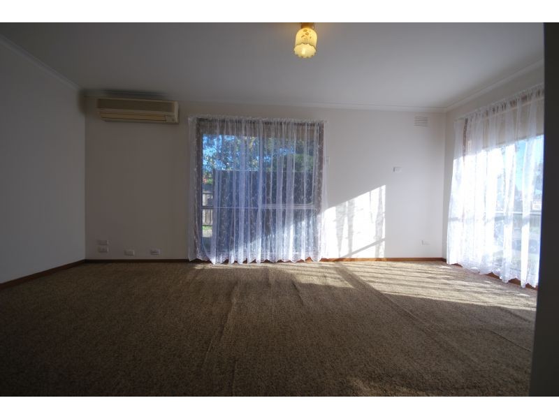 2/8 Lyall Street, Cranbourne VIC 3977