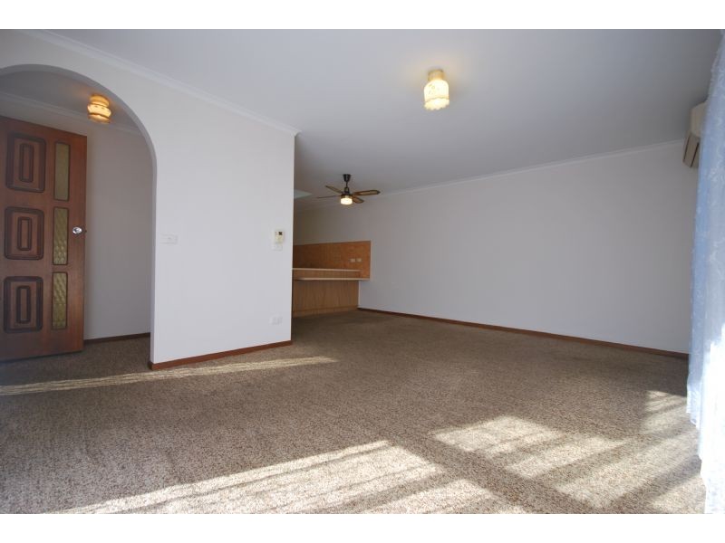 2/8 Lyall Street, Cranbourne VIC 3977