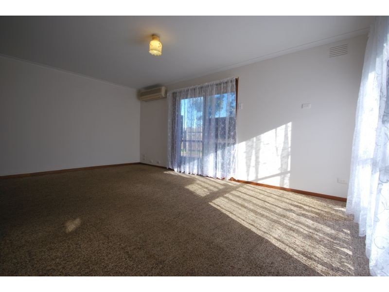 2/8 Lyall Street, Cranbourne VIC 3977