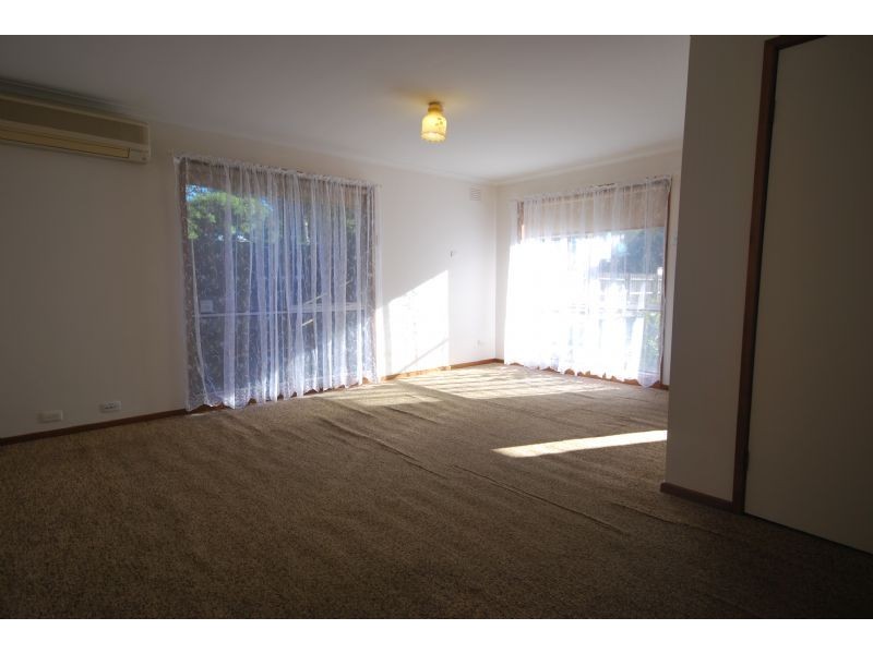 2/8 Lyall Street, Cranbourne VIC 3977