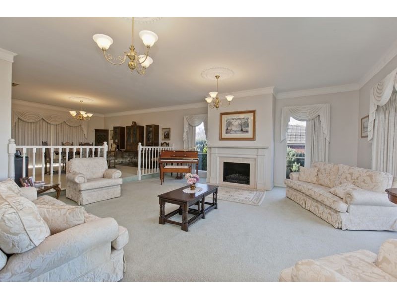 42 Edrington Park Drive, Berwick VIC 3806