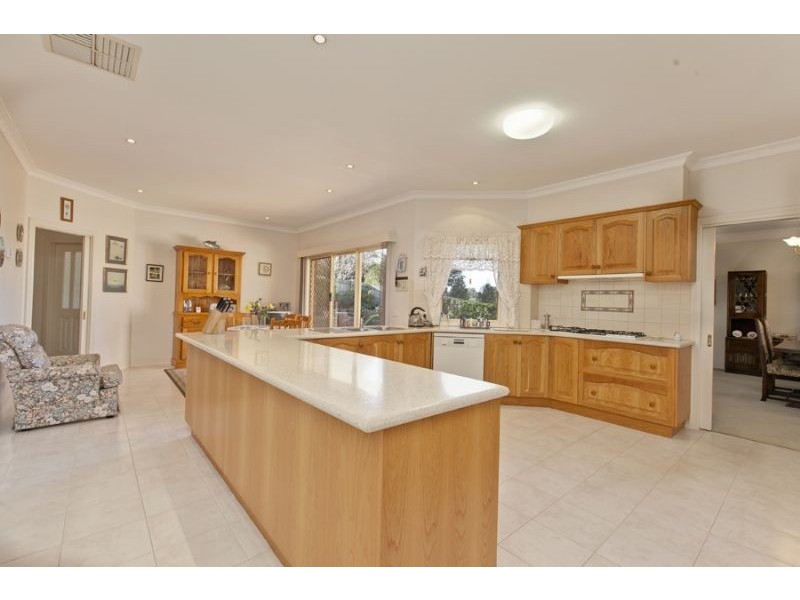 42 Edrington Park Drive, Berwick VIC 3806