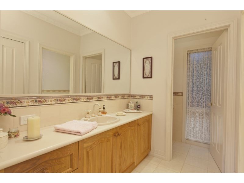 42 Edrington Park Drive, Berwick VIC 3806