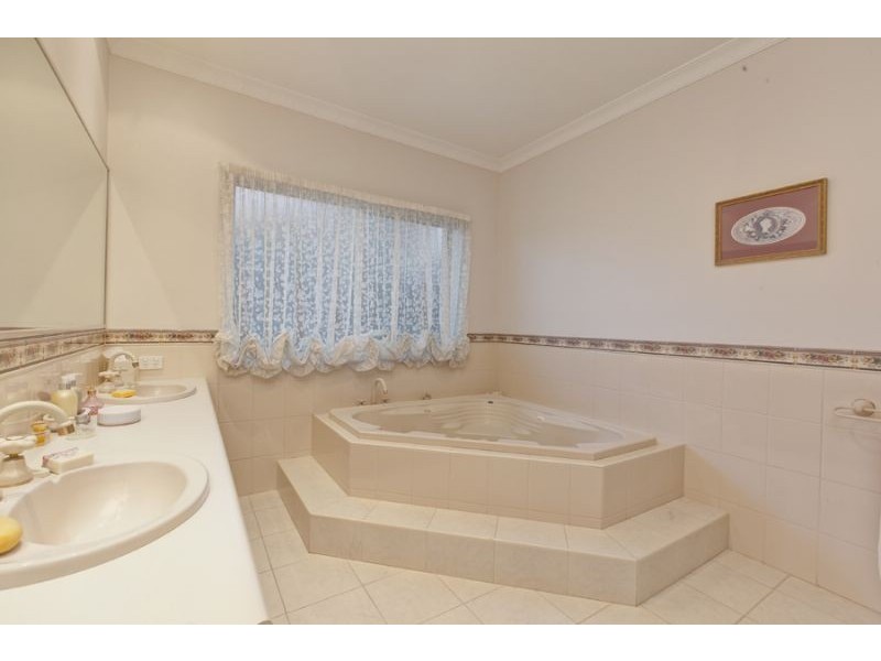 42 Edrington Park Drive, Berwick VIC 3806