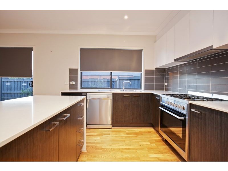 10 Valencia Circuit, Cranbourne VIC 3977