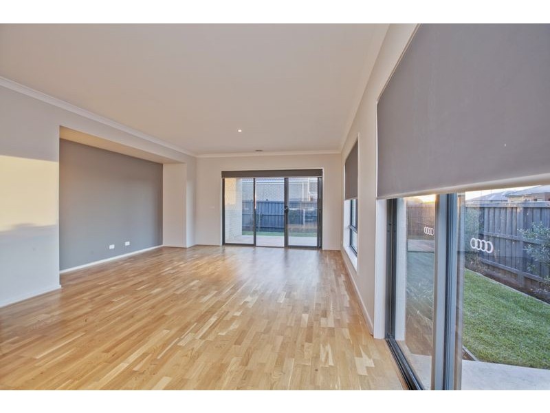 10 Valencia Circuit, Cranbourne VIC 3977