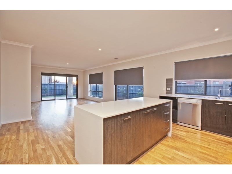 10 Valencia Circuit, Cranbourne VIC 3977