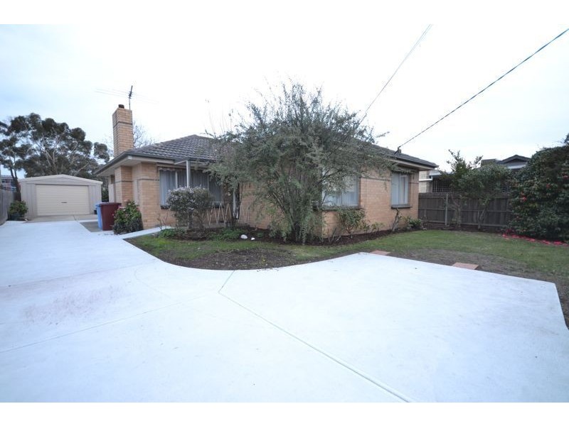 2 Carol Avenue, Cranbourne VIC 3977