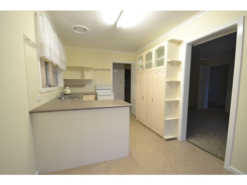 2 Carol Avenue, Cranbourne VIC 3977