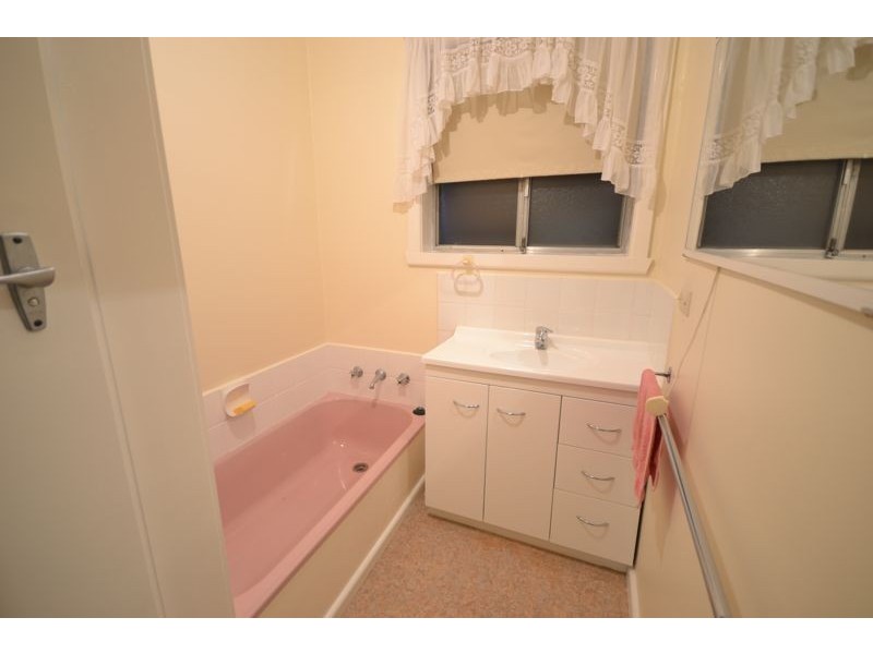 2 Carol Avenue, Cranbourne VIC 3977