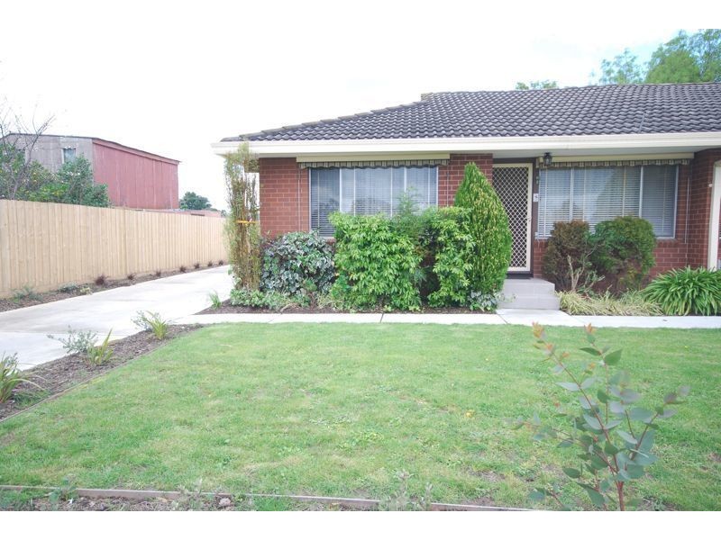 1/8 McLaren Avenue, Cranbourne VIC 3977