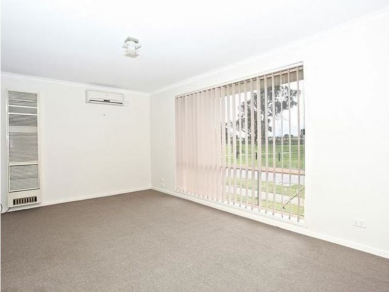 1/4 Loganberry Close, Cranbourne North VIC 3977