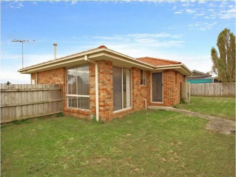 1/4 Loganberry Close, Cranbourne North VIC 3977