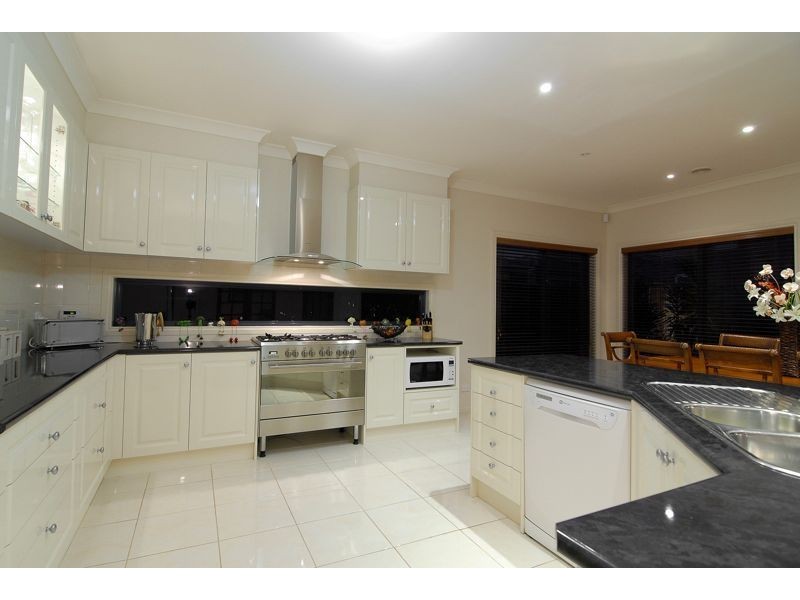 10 Tusmore Grove, Cranbourne North VIC 3977