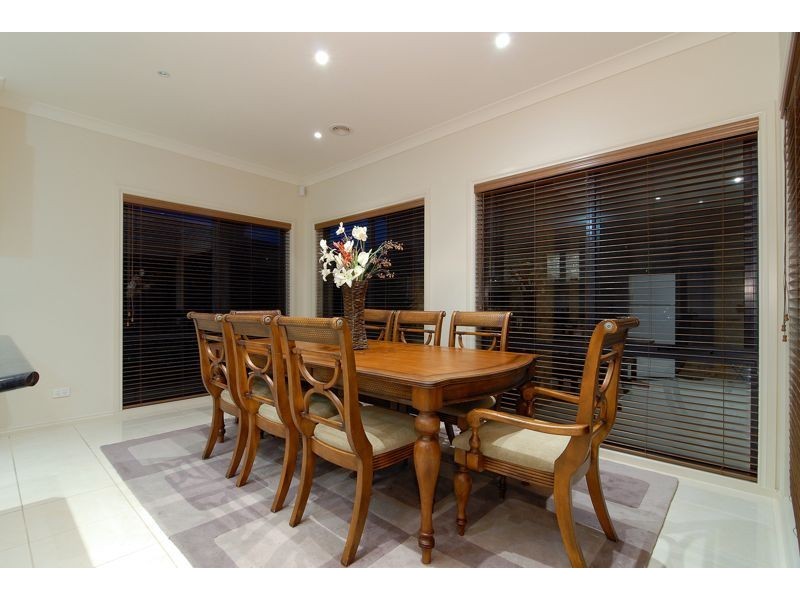 10 Tusmore Grove, Cranbourne North VIC 3977