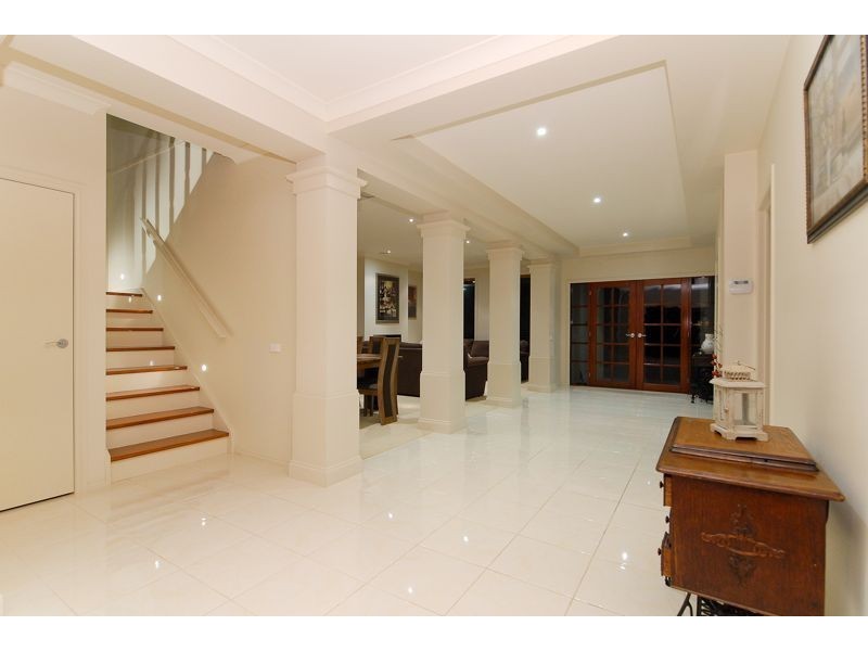 10 Tusmore Grove, Cranbourne North VIC 3977