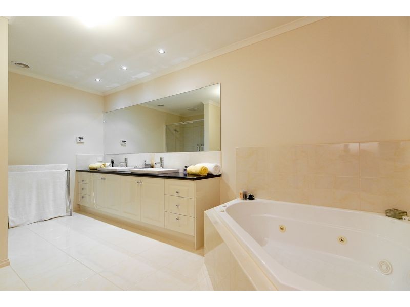 10 Tusmore Grove, Cranbourne North VIC 3977