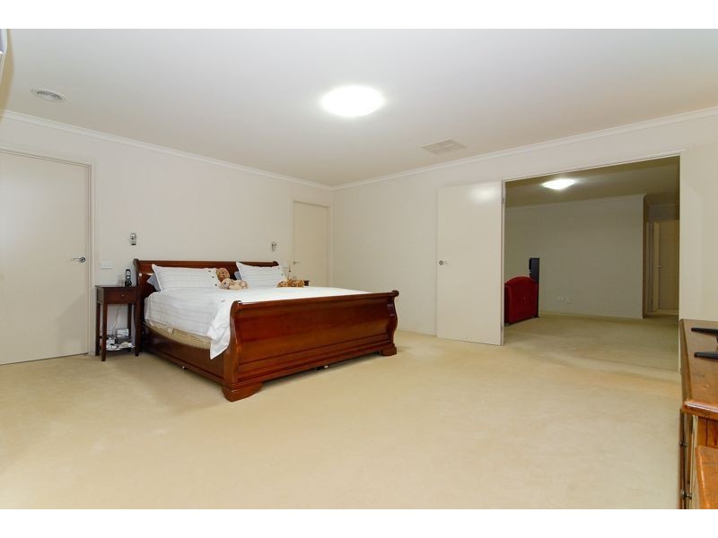 10 Tusmore Grove, Cranbourne North VIC 3977