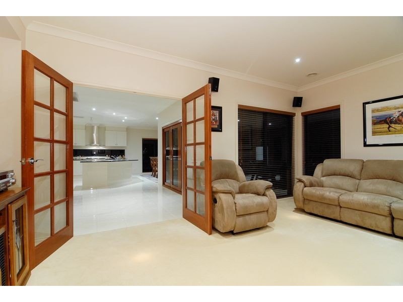 10 Tusmore Grove, Cranbourne North VIC 3977
