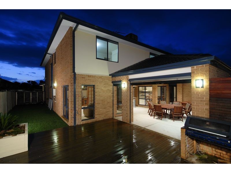 10 Tusmore Grove, Cranbourne North VIC 3977