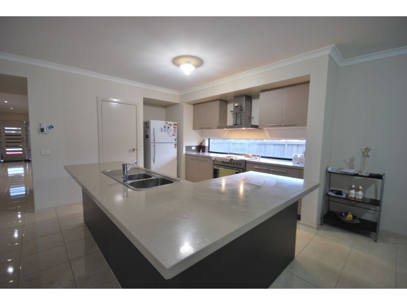 1 Bushranger Boulevard, Cranbourne East VIC 3977