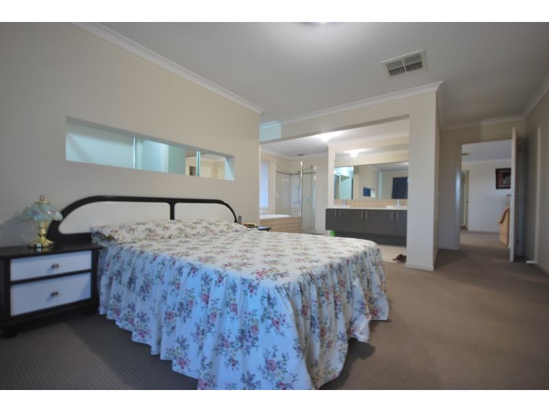 1 Bushranger Boulevard, Cranbourne East VIC 3977