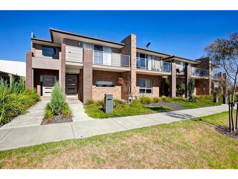 10 Karri Drive, Cranbourne North VIC 3977