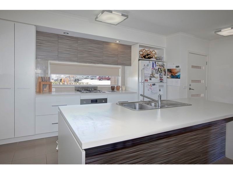 10 Karri Drive, Cranbourne North VIC 3977