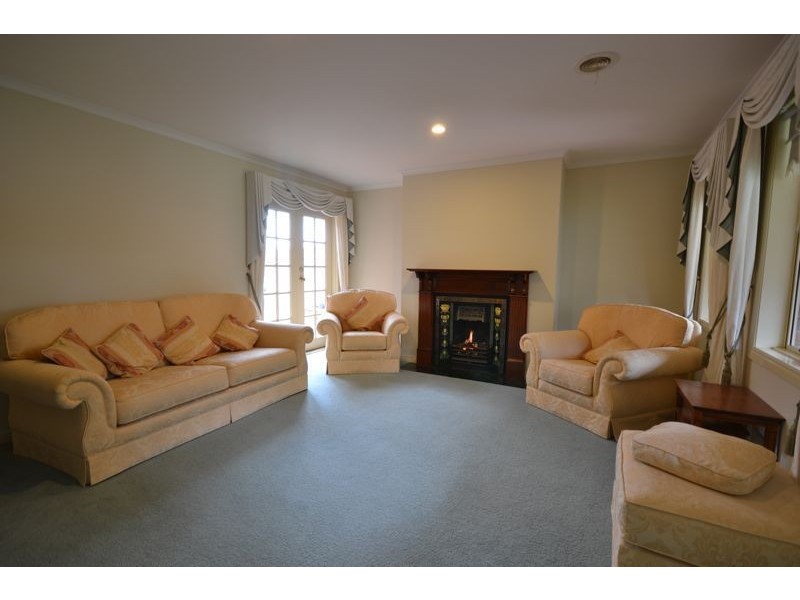 8 Charles Conder Place, Berwick VIC 3806