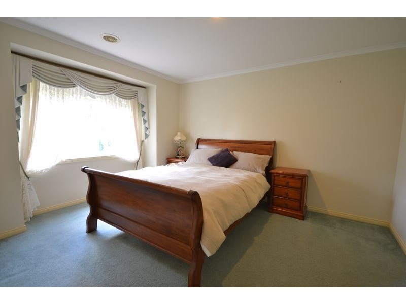 8 Charles Conder Place, Berwick VIC 3806