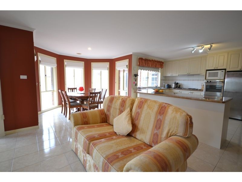 8 Charles Conder Place, Berwick VIC 3806