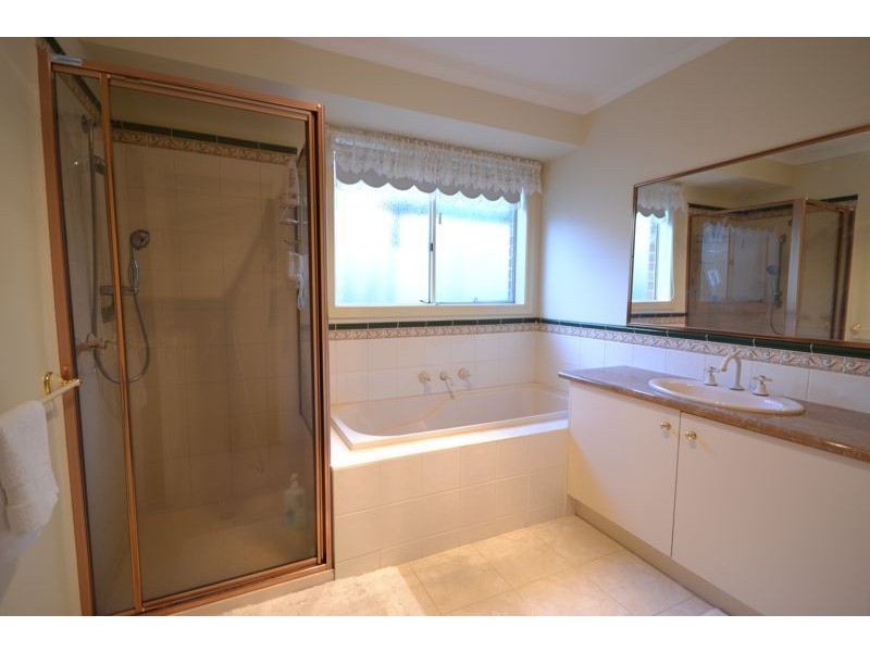 8 Charles Conder Place, Berwick VIC 3806