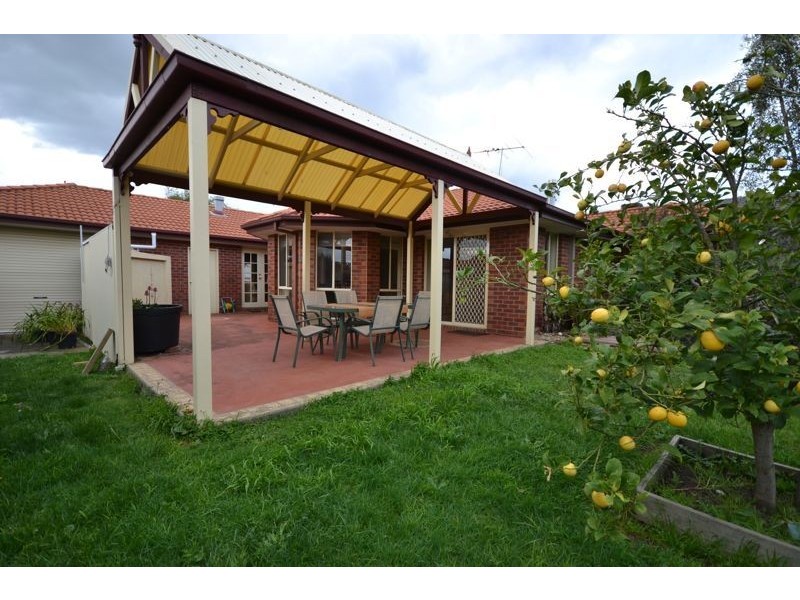 8 Charles Conder Place, Berwick VIC 3806