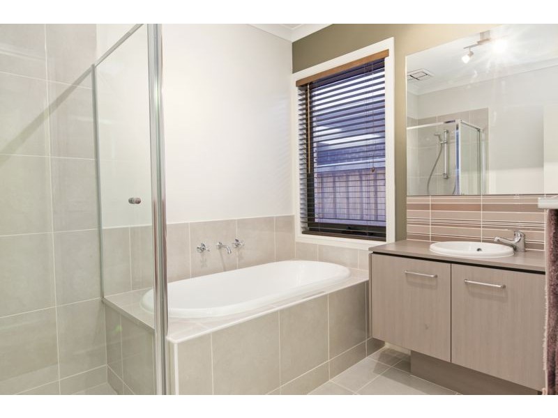 16 Noremac Grove, Lyndhurst VIC 3975