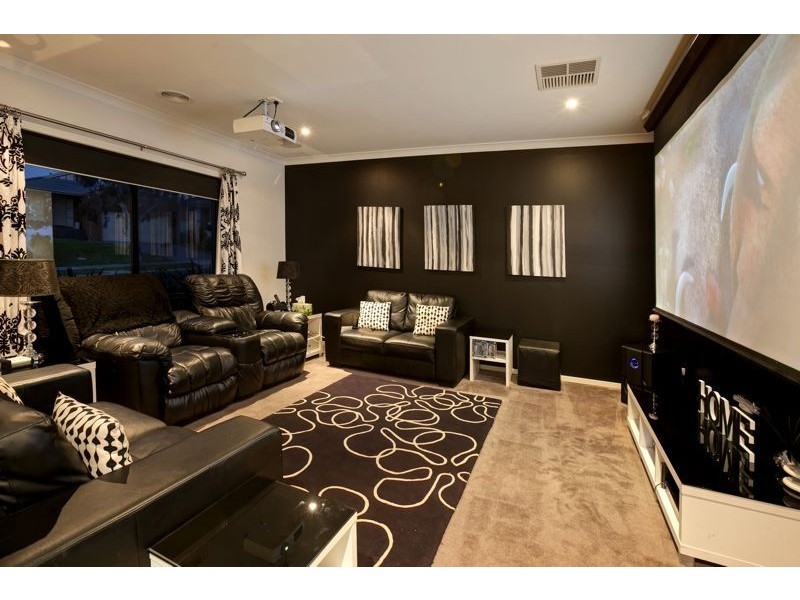 14 Cardiff Grove, Cranbourne East VIC 3977